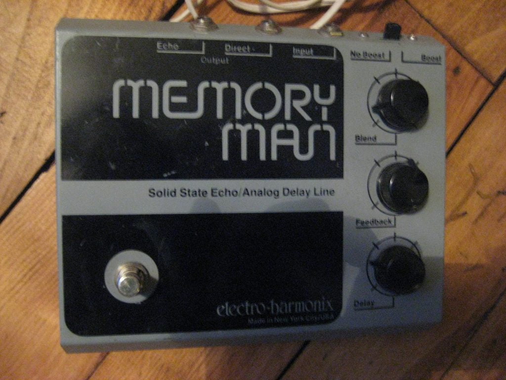 An early 3-knob versions, also called "economy memory man" was available in black or blue print and lacked the adjustable gain / preamp and had no modulation